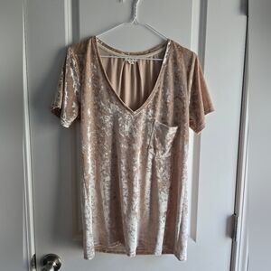 POL Crushed Velvet Short Sleeve V-Neck Tee in Blush Taupe
